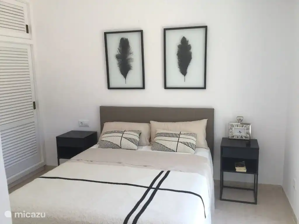 Schlafzimmerbett 150 cm mit eigenem Bad, Klimaanlage und Deckenventilator