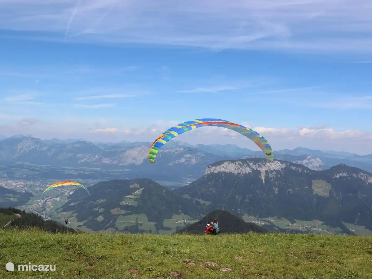 Paragliding. Op diverse plaatsen is het mogelijk om een tandemvlucht te maken
