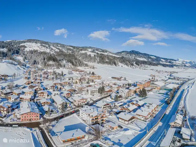 Residencia Brixental Top 7 en Austria, Tirol, Brixen im Thale - apartamento Paisaje con apartamento en el medio.