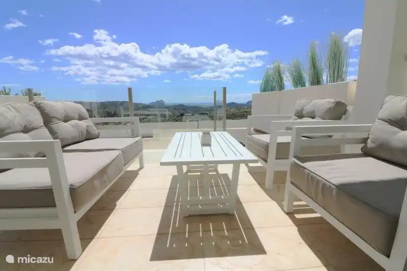 Terrasse mit gemütlicher Lounge, die Sie vom Wohnzimmer aus betreten können.