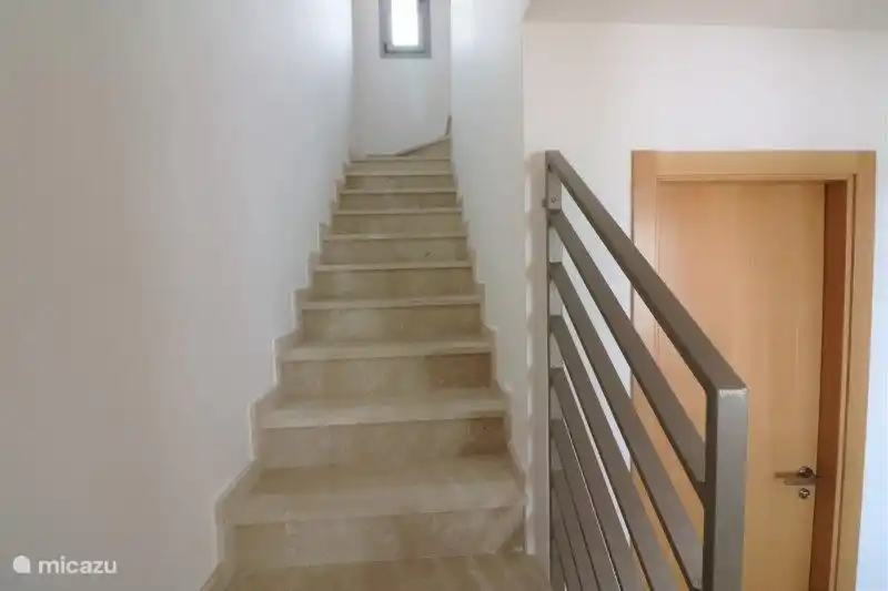 Treppe zum 1. Stock, wo sich die Schlafzimmer befinden