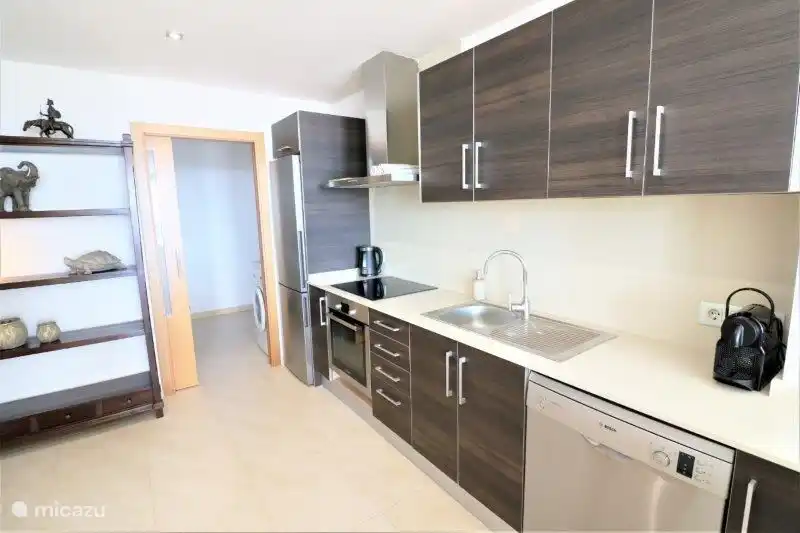 Küche mit diversen Geräten