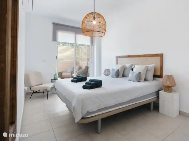 Piso Encanto en España, Costa Blanca, Jávea - apartamento Dormitorio principal con baño en suite y acceso por puerta corredera al amplio balcón