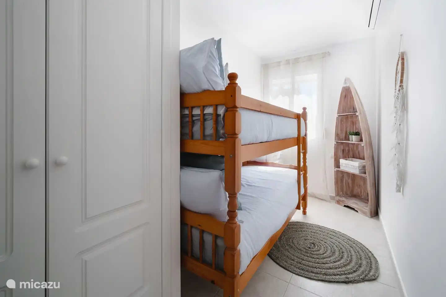 Dormitorio con literas