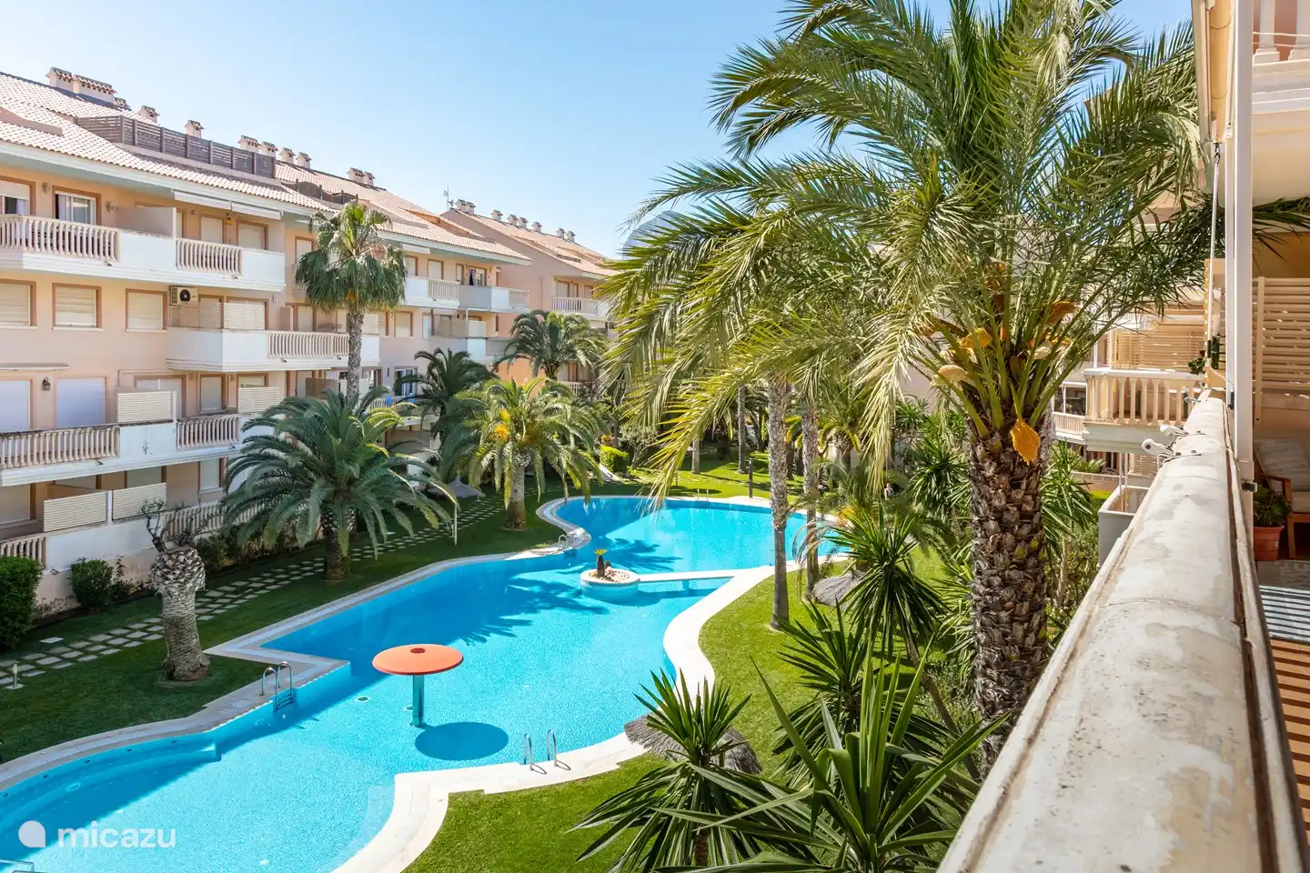 Vista desde el balcón a la piscina comunitaria.