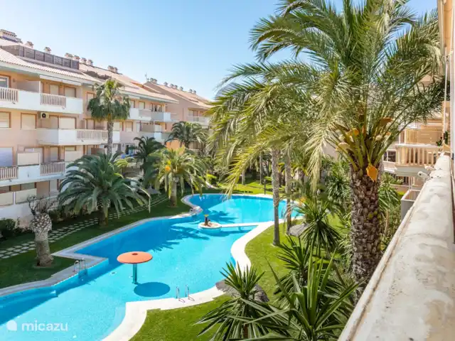Piso Encanto en España, Costa Blanca, Jávea - apartamento Vista desde el balcón a la piscina comunitaria.