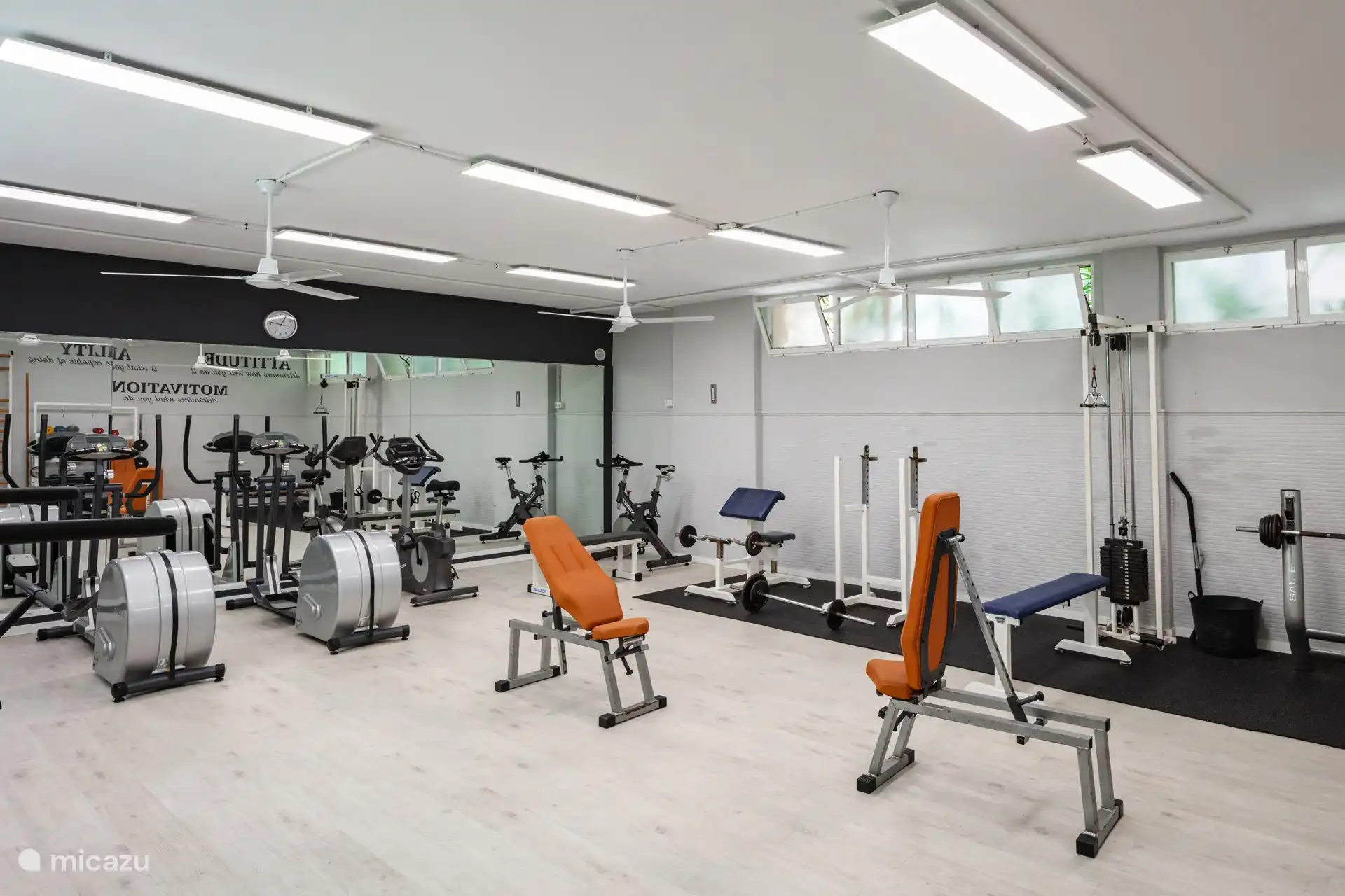 En el complejo hay un gimnasio comunitario. 