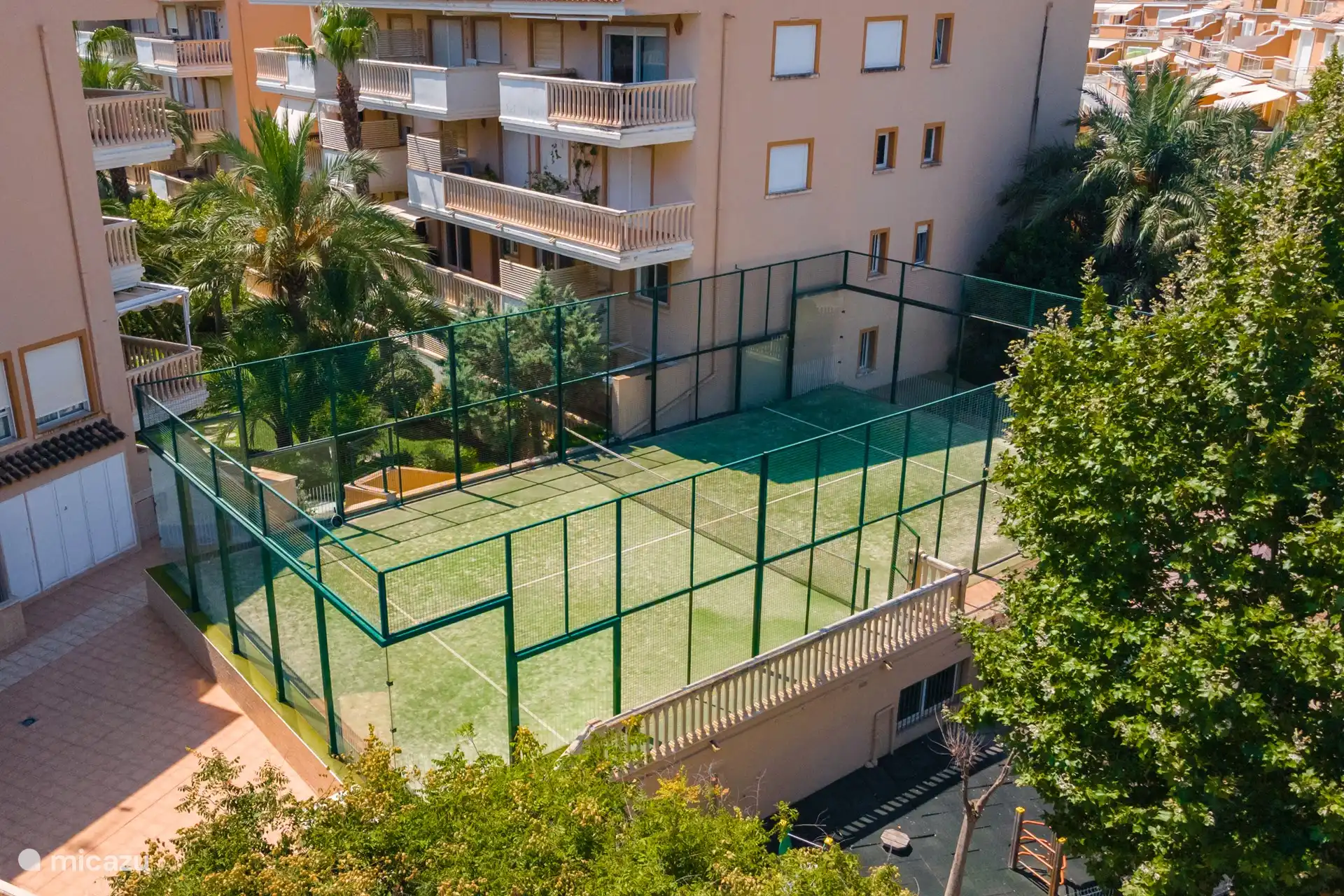 En el complejo hay un camino de perlas comunitario. Regístrate para aprovechar esto! En el apartamento se pueden encontrar raquetas de pádel.