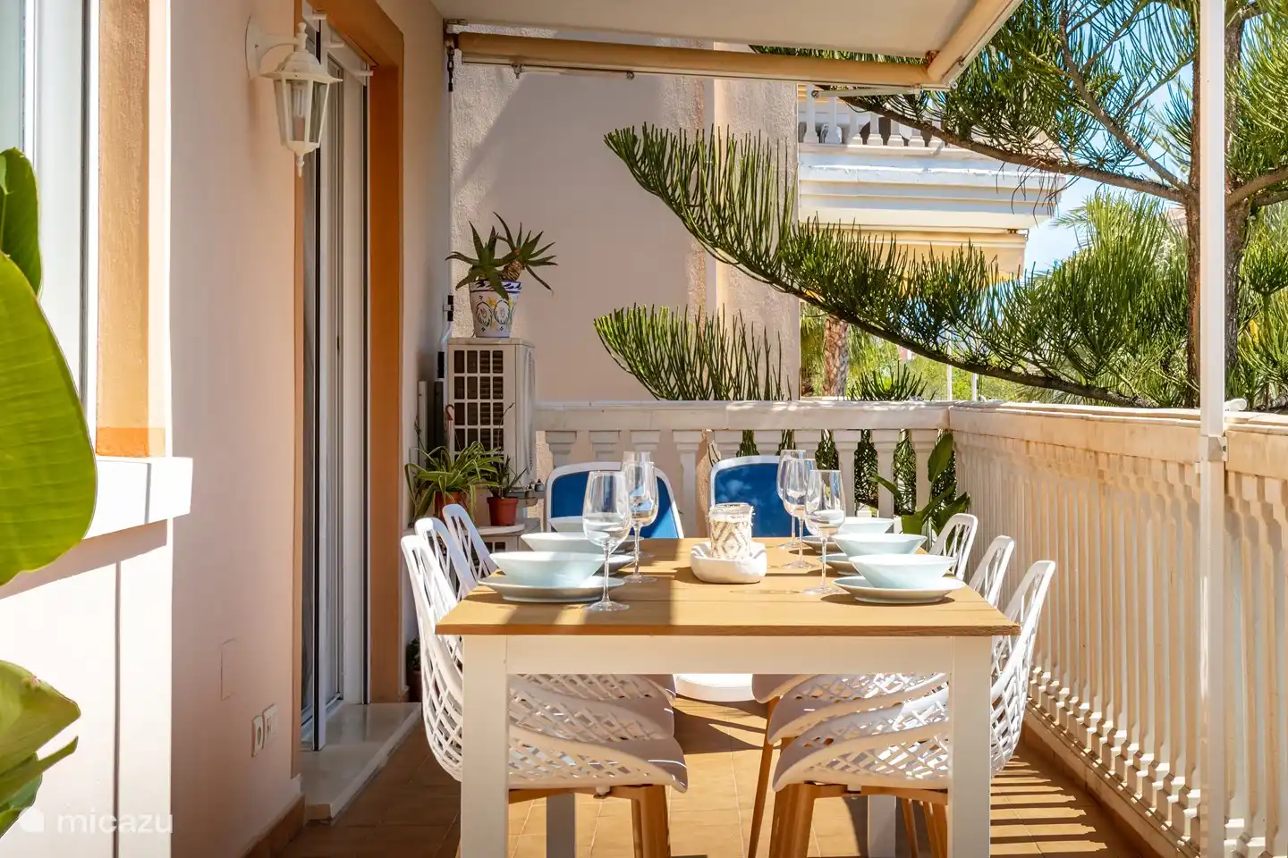 Mesa de comedor en el amplio balcón.