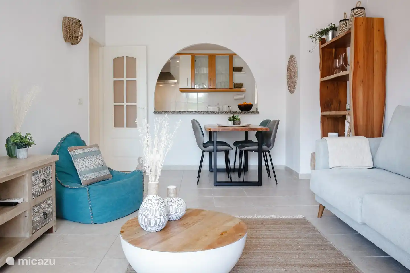 Sala de estar con mesa de comedor y cocina abierta