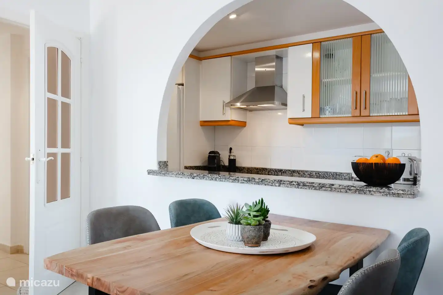 Mesa de comedor junto a la cocina abierta