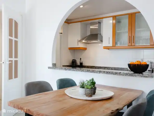 Piso Encanto en España, Costa Blanca, Jávea - apartamento Mesa de comedor junto a la cocina abierta