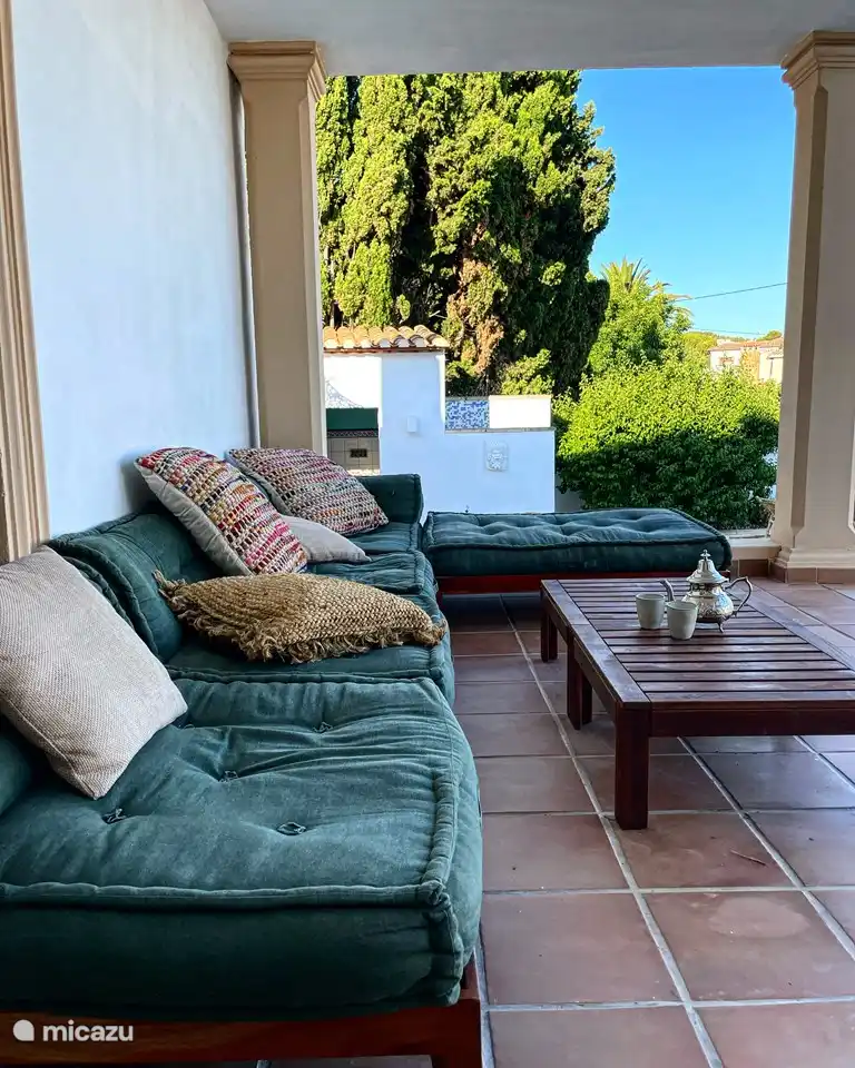 en la terraza cubierta en el lado derecho de nuestra casa, puede descansar y disfrutar de la puesta de sol