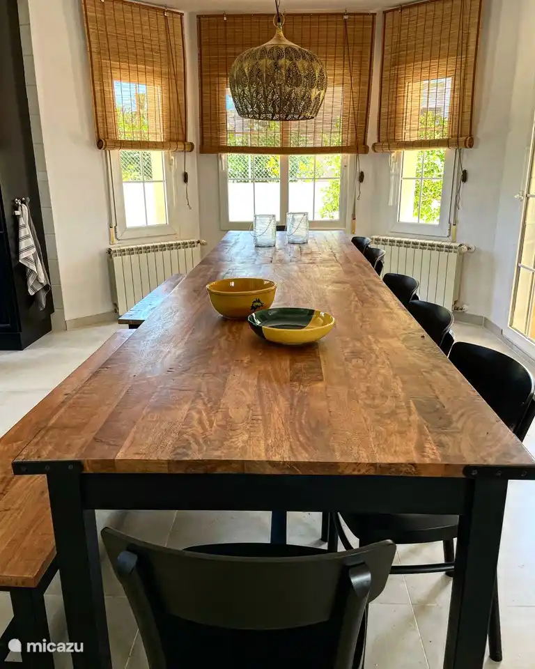 nuestro acogedor comedor con espacio para 12 personas