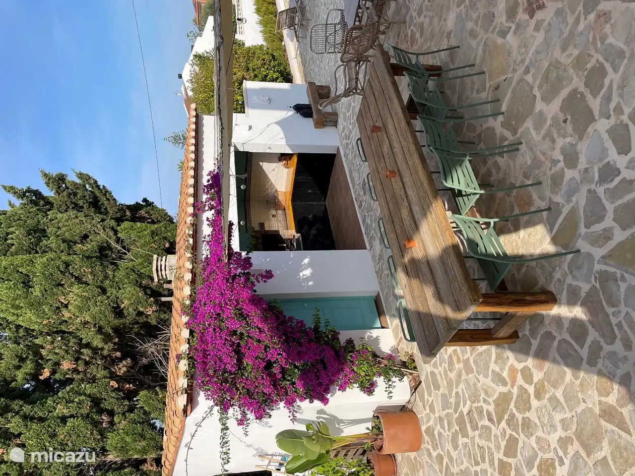 Casa de barbacoa con baño y ducha al aire libre.