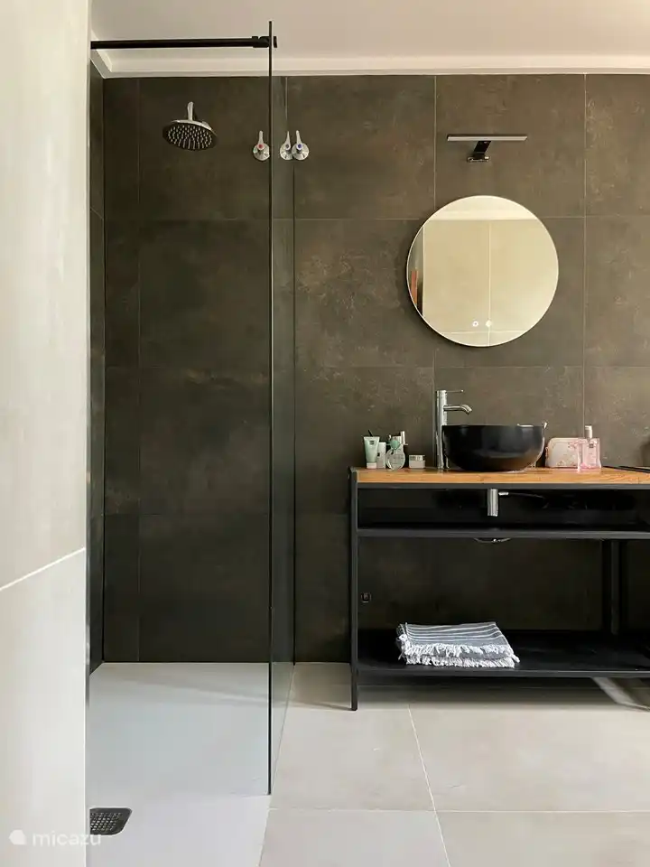 baño adyacente al dormitorio principal