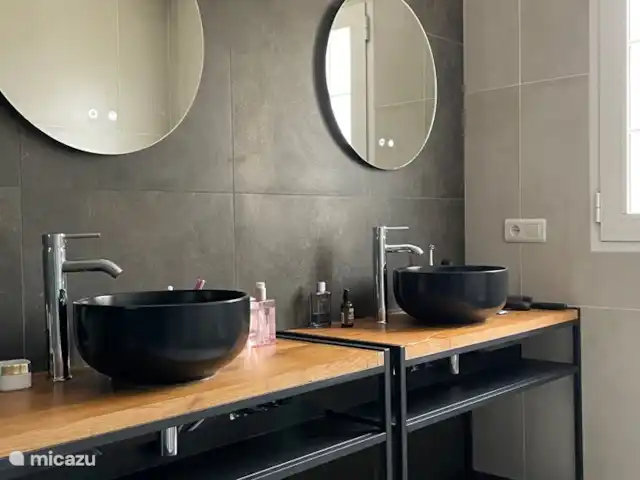 Casa Merle | Espagne, Costa Blanca, Dénia - villa salle de bain adjacente à la chambre principale; deux lavabos, douche et toilettes