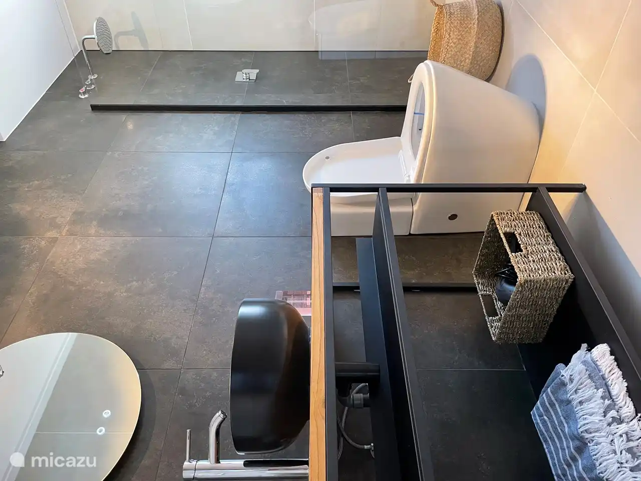 2do baño planta baja, lavabo, ducha y WC