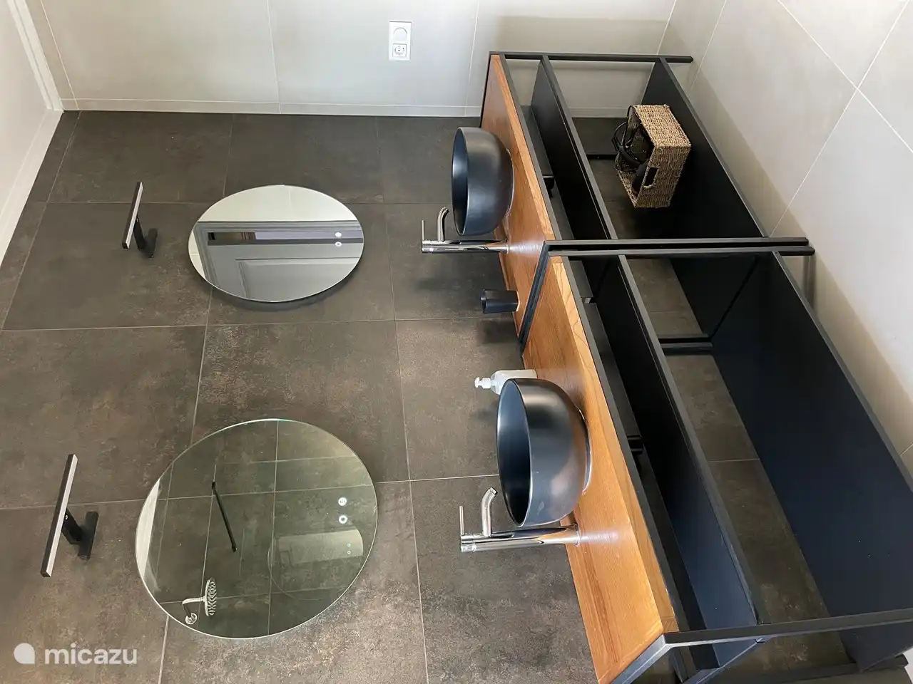 baño en el 1er piso, dos lavabos, ducha y WC