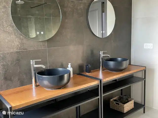 Casa Merle | Espagne, Costa Blanca, Dénia - villa salle de bain au 1er étage, deux lavabos, douche et WC