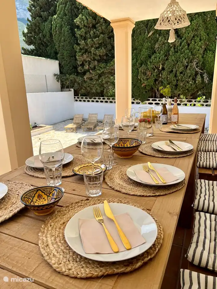 en nuestra terraza cubierta se puede comer a la sombra con 12 personas
