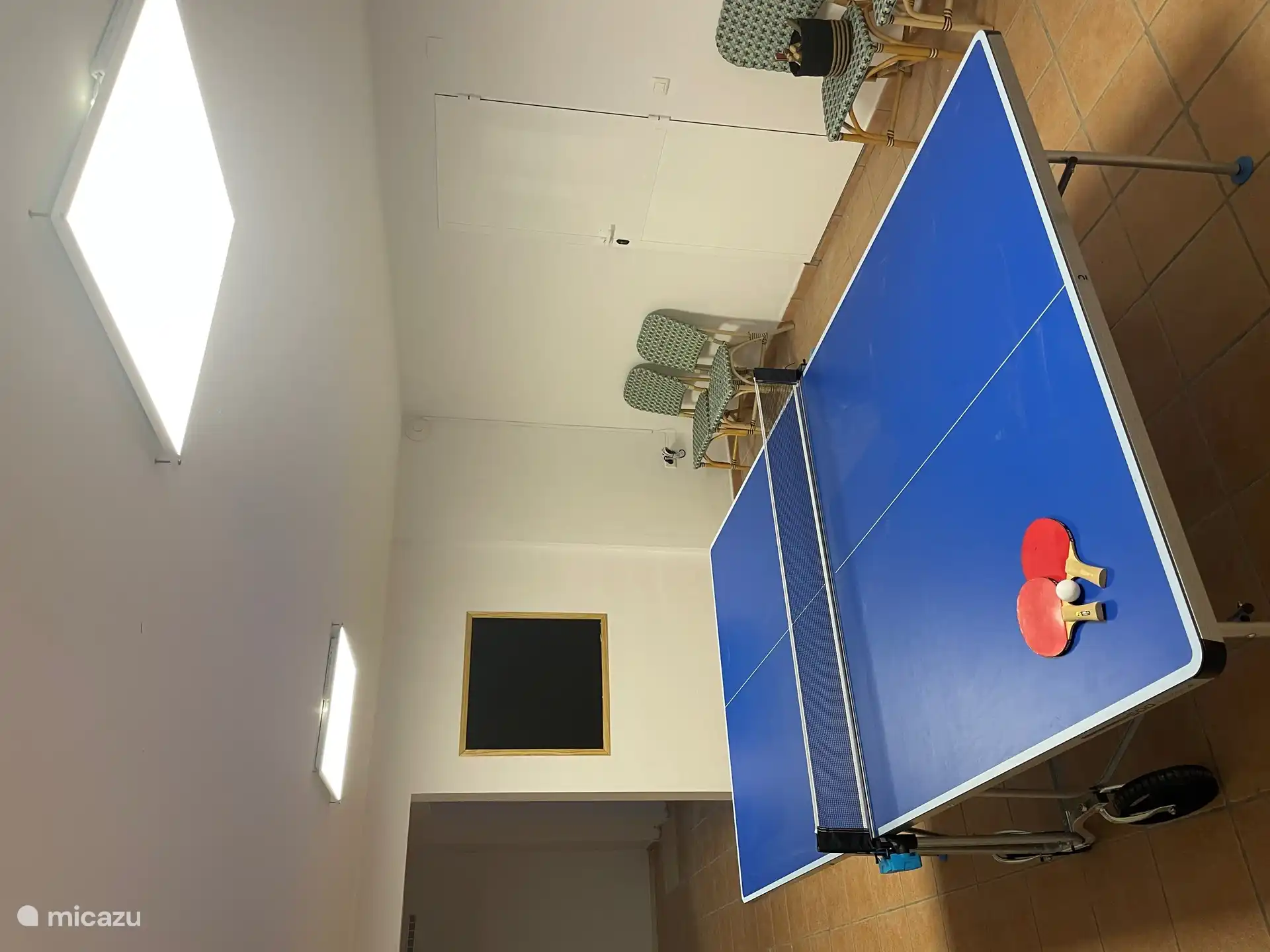 en el sótano hay una mesa de ping-pong