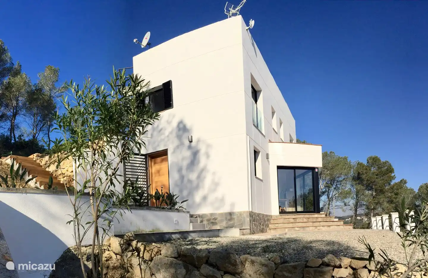 Eingang und seitliche Terrasse