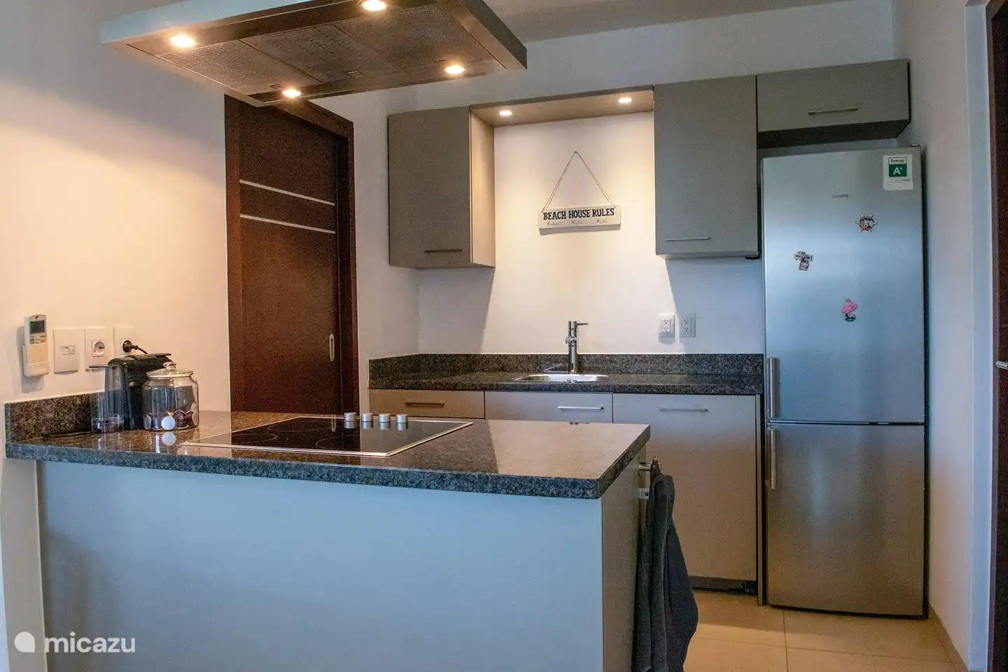 Cuisine et à gauche la porte de la buanderie.