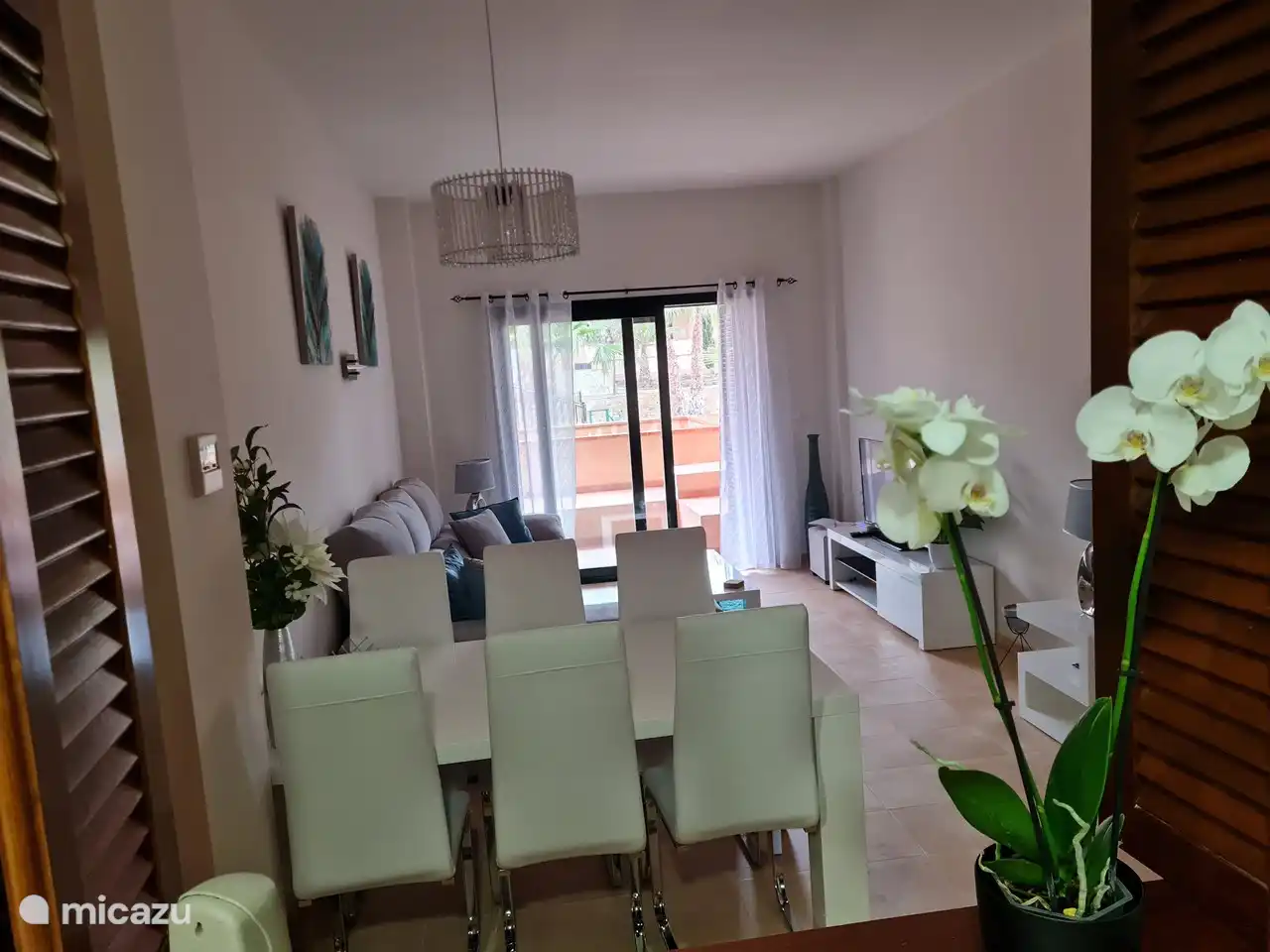 De doorkijk vanuit de keuken naar de woonkamer