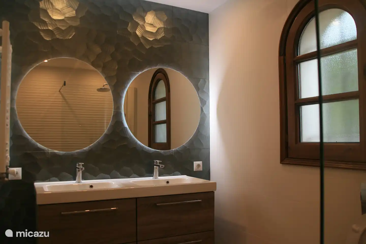 Badezimmer en suite im Erdgeschoss (renoviert 2022)