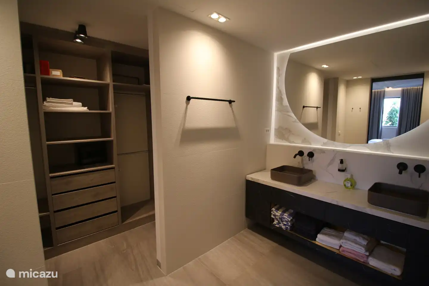 Hauptbadezimmer mit kleinem begehbarem Eingang.