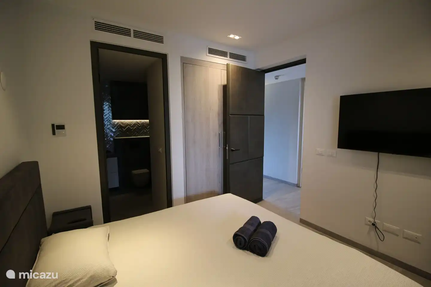 2. Schlafzimmer mit Kingsize-Bett