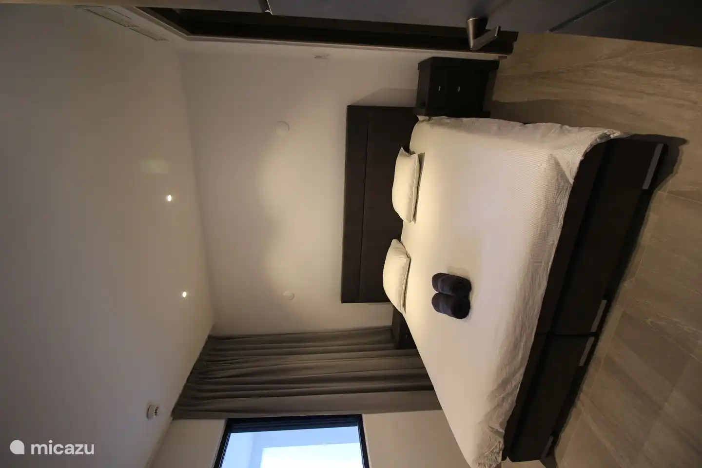 2. Schlafzimmer mit Kingsize-Bett