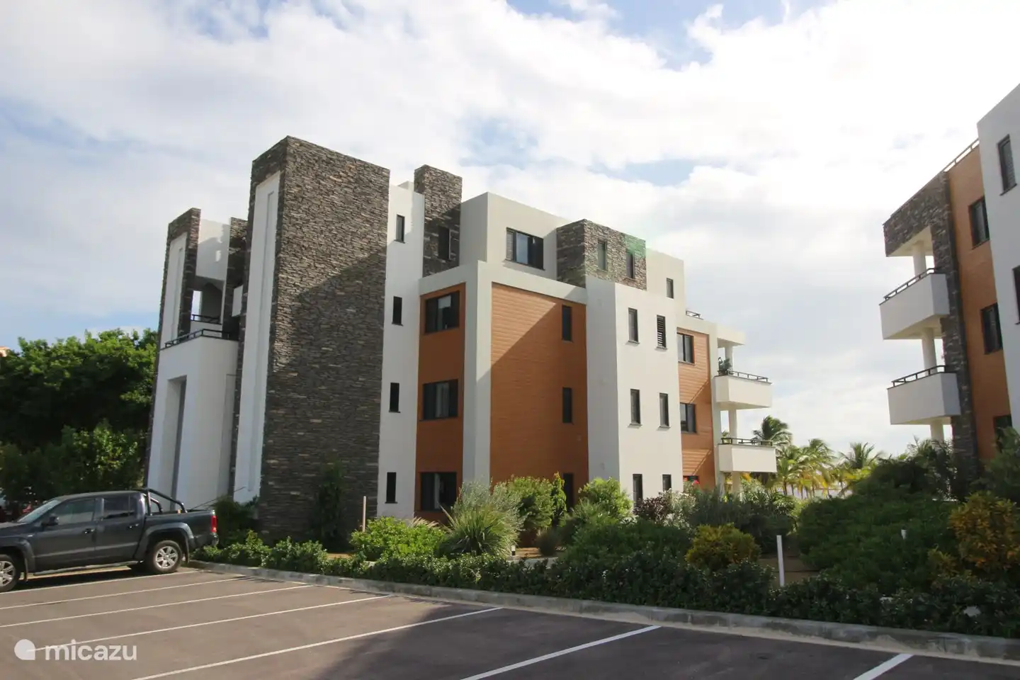 Parkseite des Gebäudes.