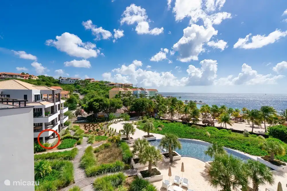 Dieses Foto zeigt deutlich, wo sich die Wohnung in Bezug auf den Pool und den Strand befindet.