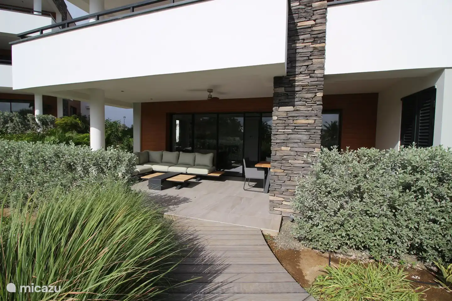 auflaufende Terrassenseite