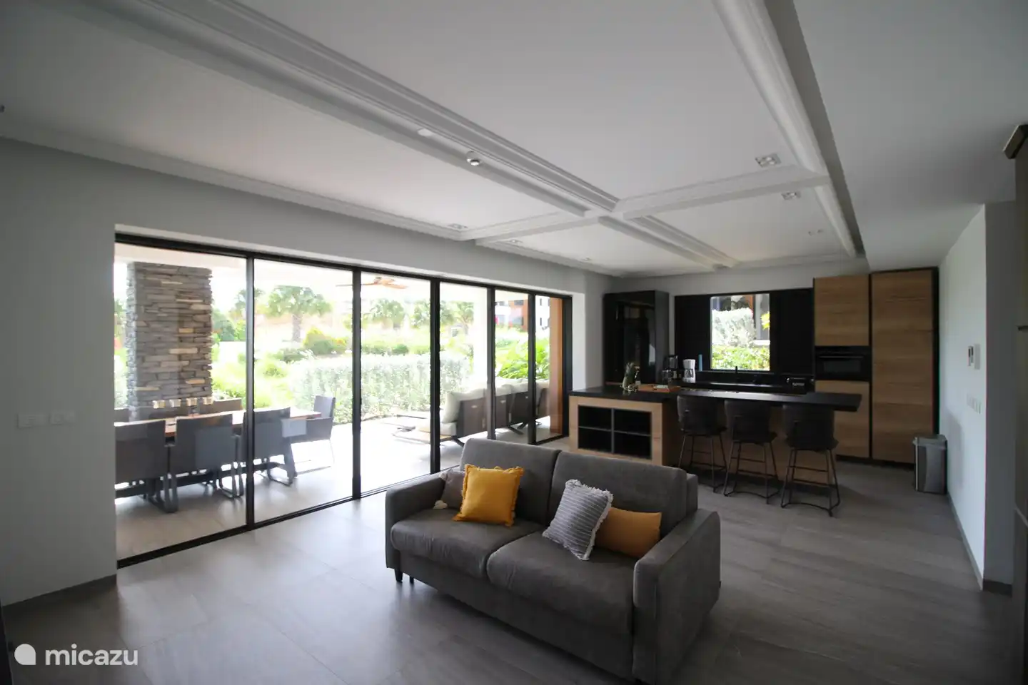 geräumiges Wohnzimmer mit Kochinsel