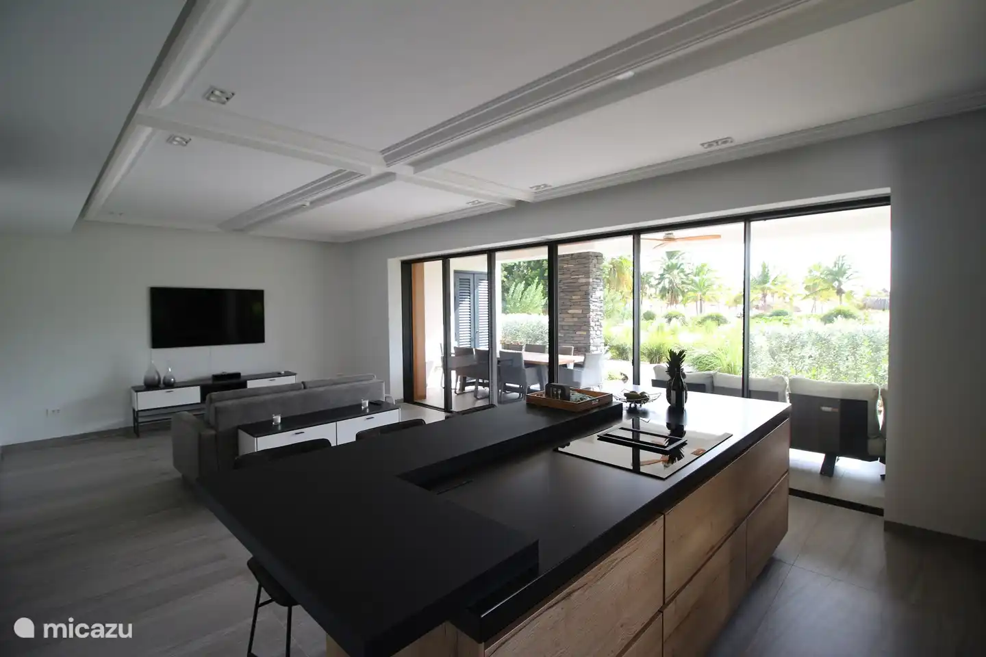 geräumiges Wohnzimmer mit Kochinsel