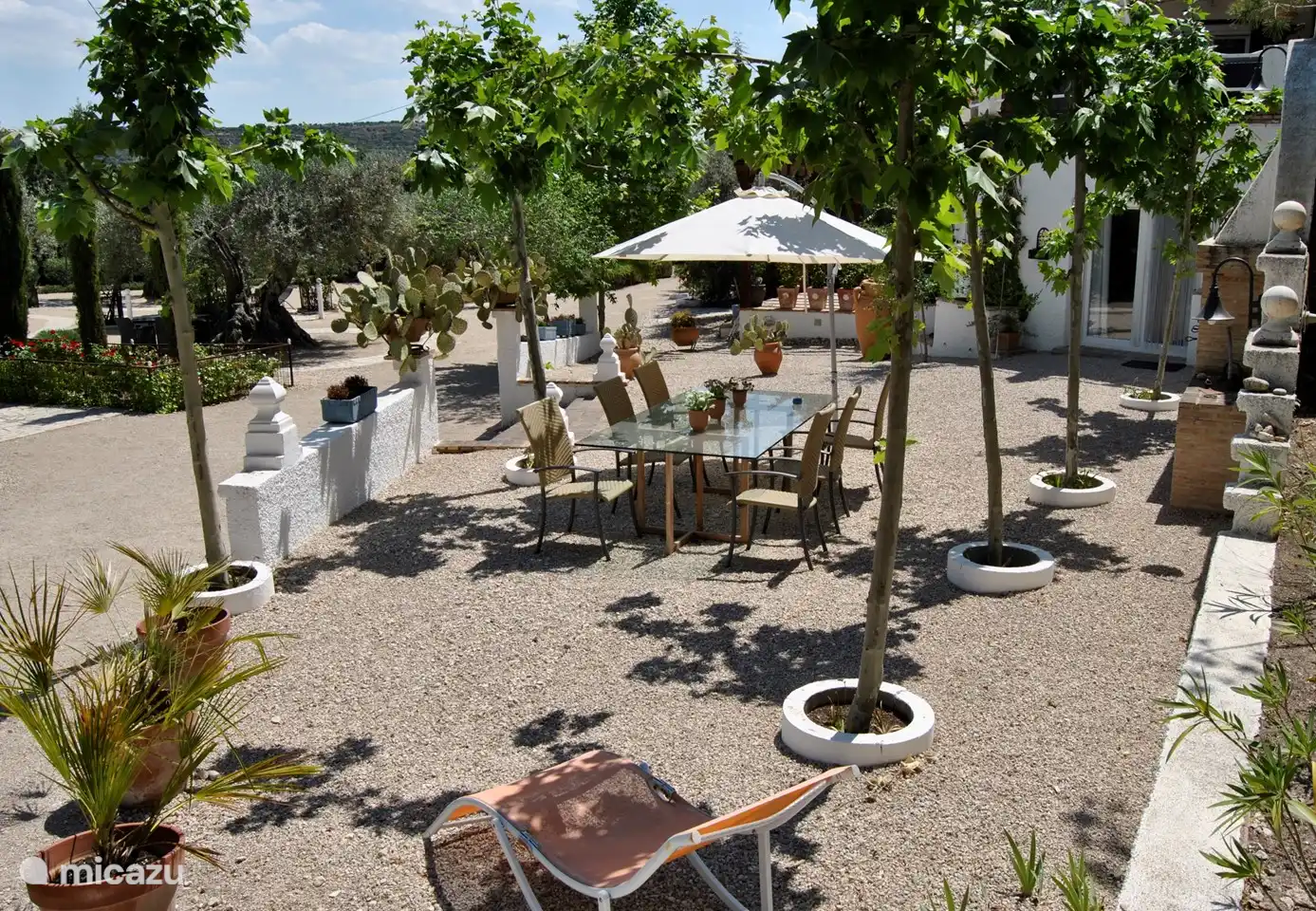 Eigene private Terrasse mit Sitzgelegenheit und Sonnenschirm.