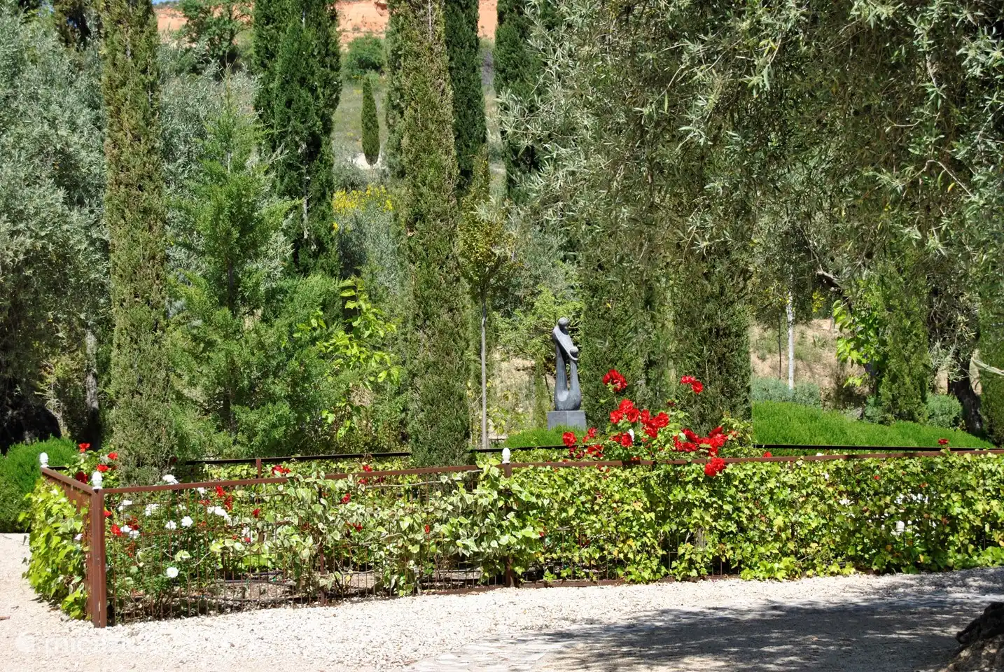Gepflegter Garten mit verschiedenen Sitzgelegenheiten.