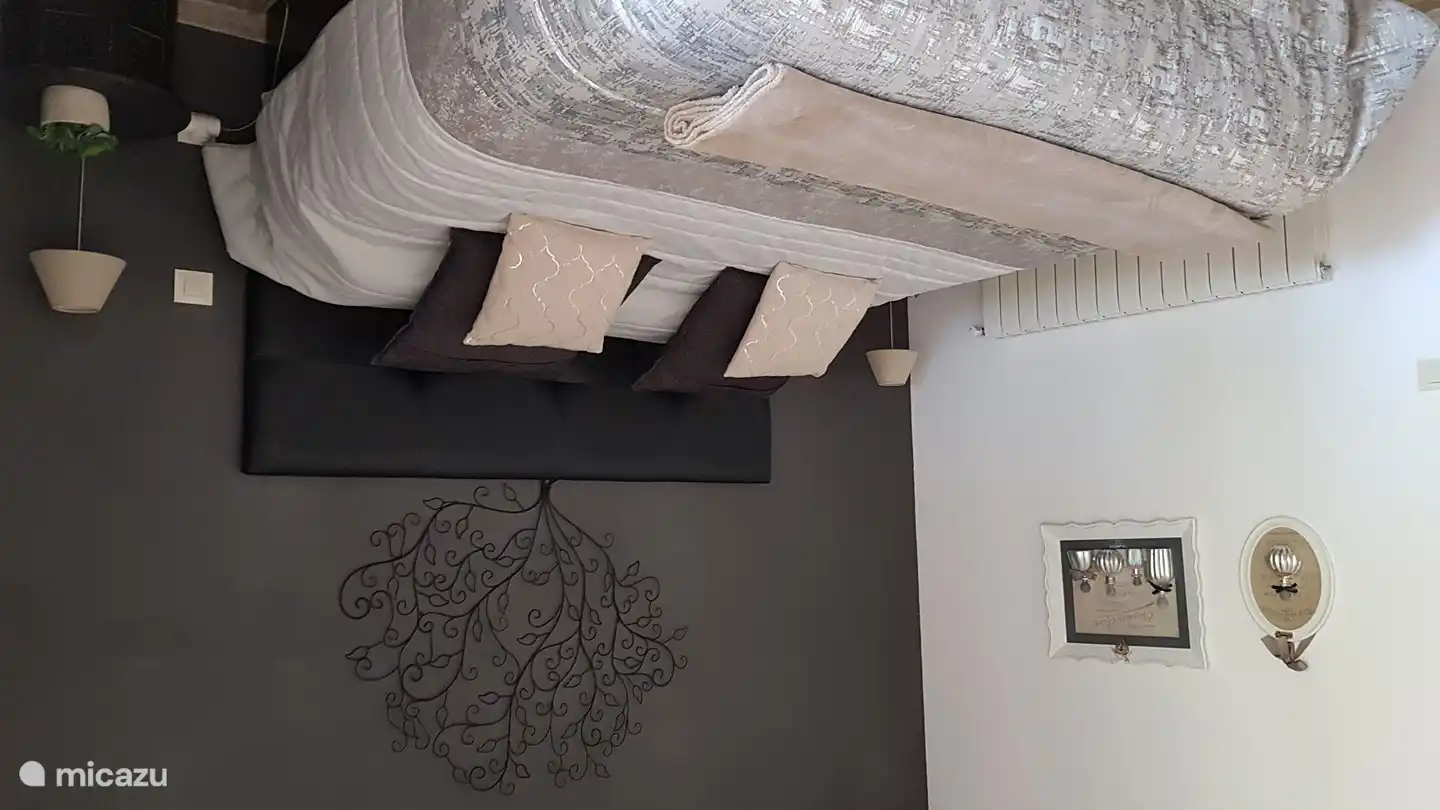 Kingsize-Bett (180x200) mit Luxusmatratze.