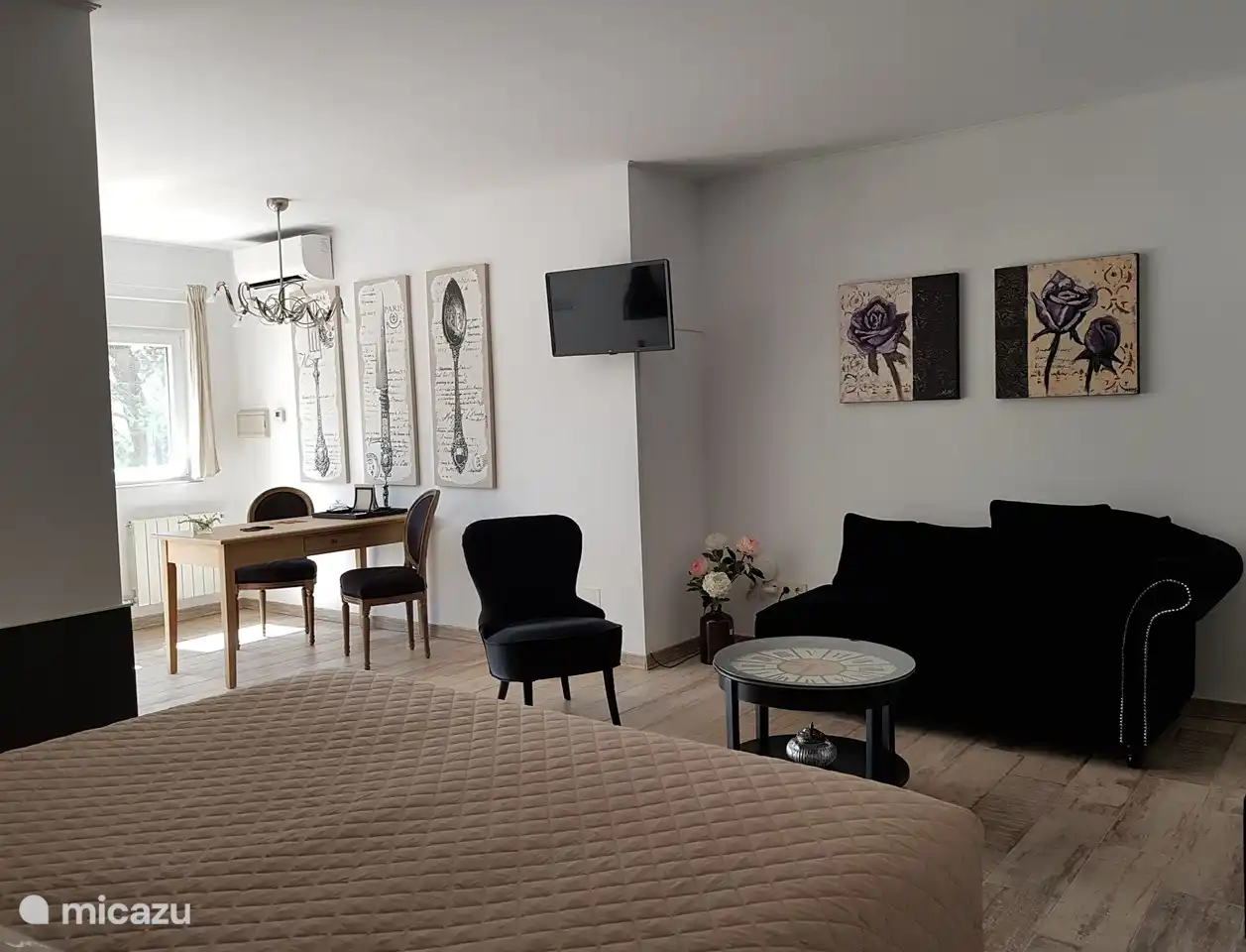 Das Studio ist ansprechend eingerichtet und verfügt über einen Ess- und Sitzbereich, einen Fernseher mit niederländischen Kanälen und Netflix, Heizung und Klimaanlage.