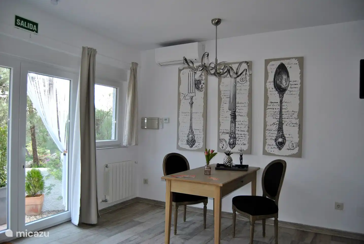 Das Studio ist ansprechend eingerichtet und verfügt über einen Ess- und Sitzbereich, einen Fernseher mit niederländischen Kanälen und Netflix, Heizung und Klimaanlage.