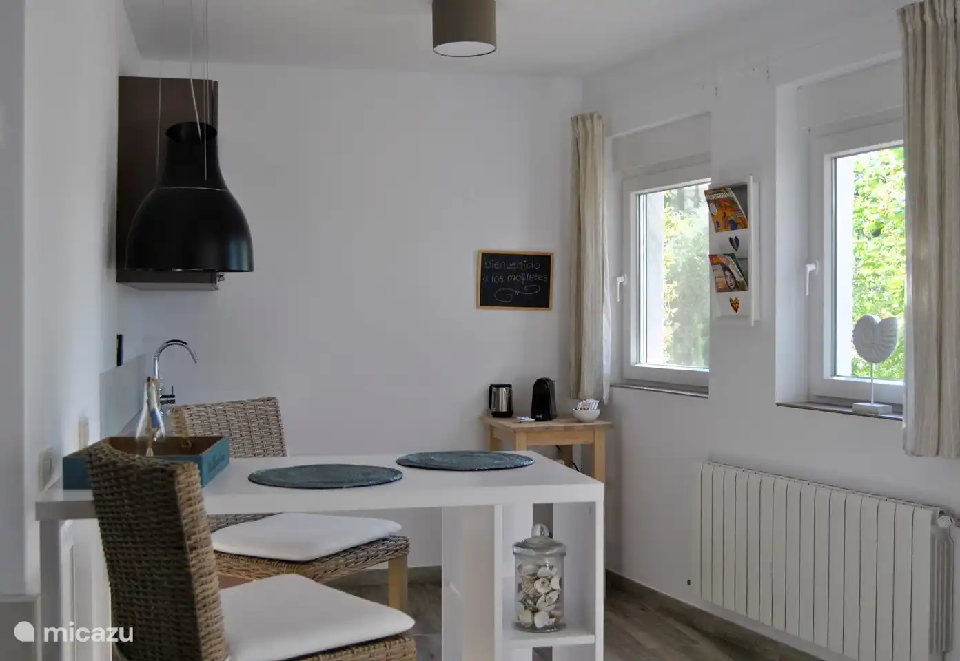 Das Studio ist ansprechend eingerichtet und verfügt über einen Ess- und Sitzbereich, einen Fernseher mit niederländischen Kanälen und Netflix, Heizung und Klimaanlage.