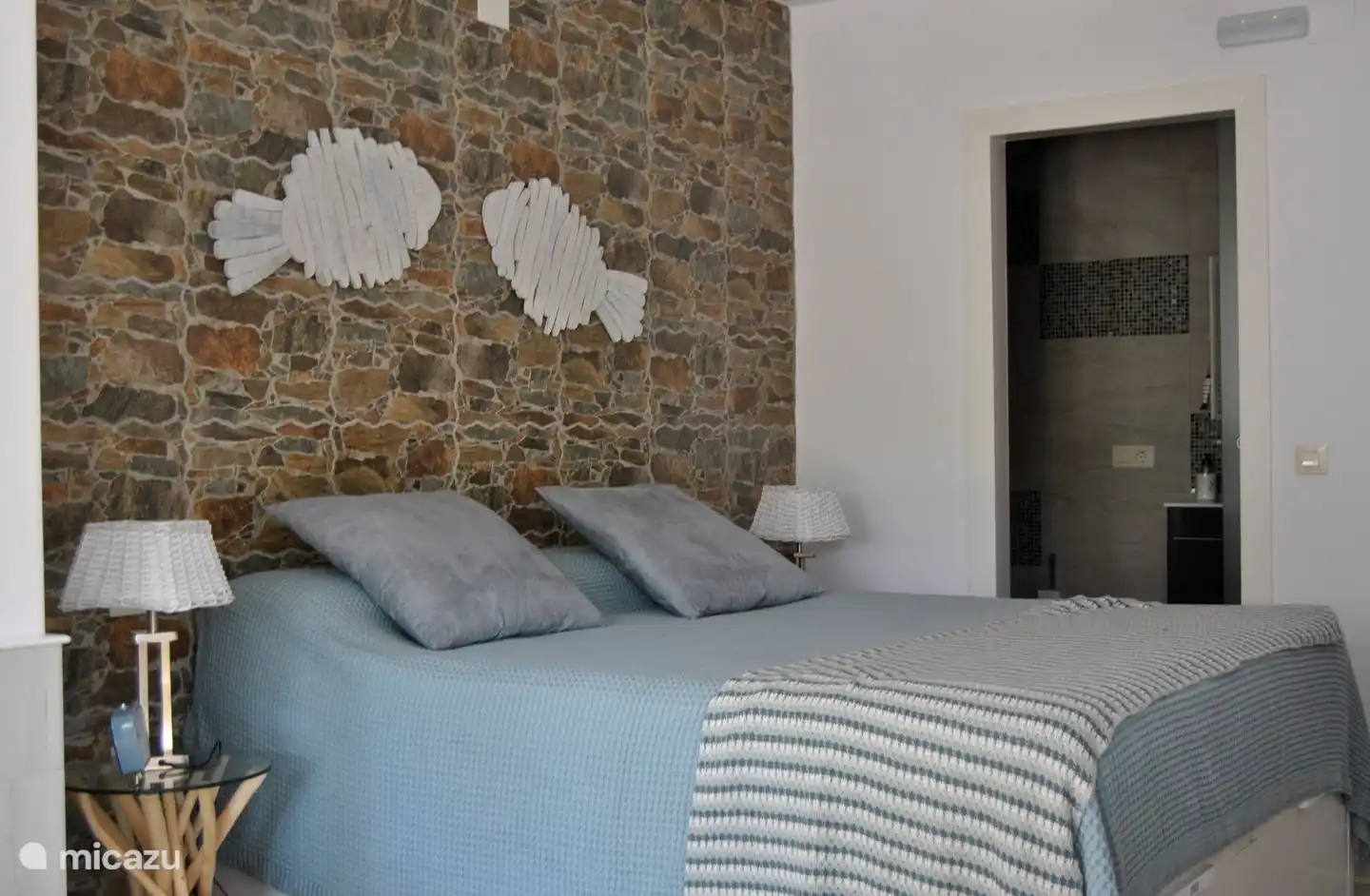 Kingsize-Bett (180x200) mit Luxusmatratze.