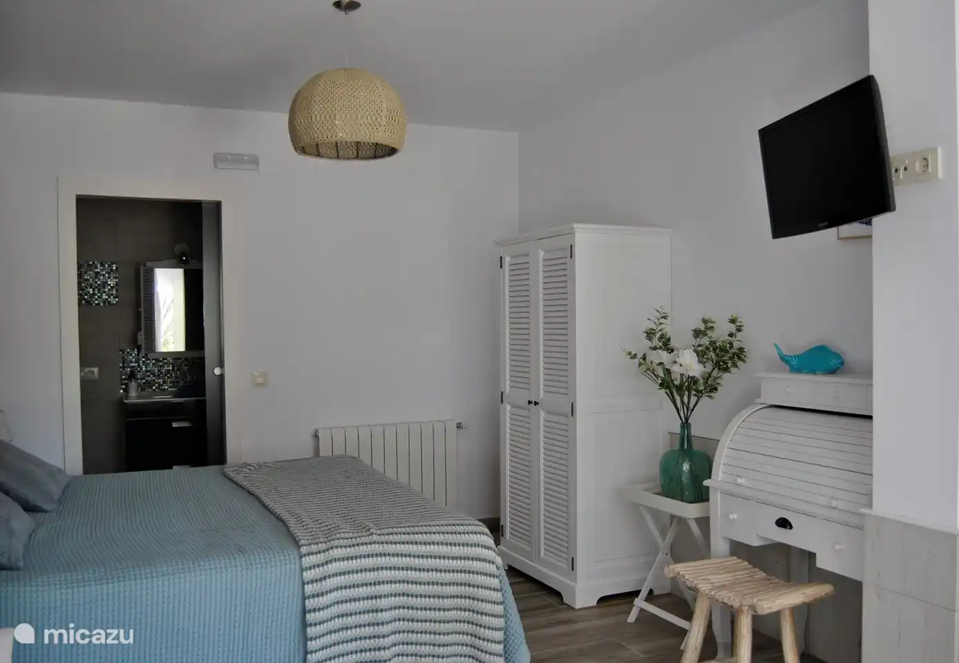 Das Studio ist ansprechend eingerichtet und verfügt über einen Ess- und Sitzbereich, einen Fernseher mit niederländischen Kanälen und Netflix, Heizung und Klimaanlage.