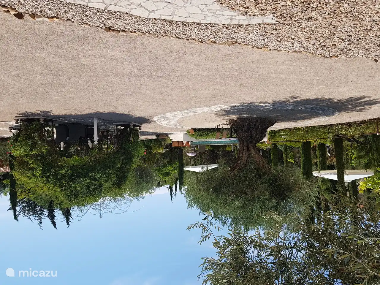 Gemeinschaftspool befindet sich im Garten. Von Ihrer eigenen Terrasse haben Sie direkten Zugang zum Garten und zum Swimmingpool.