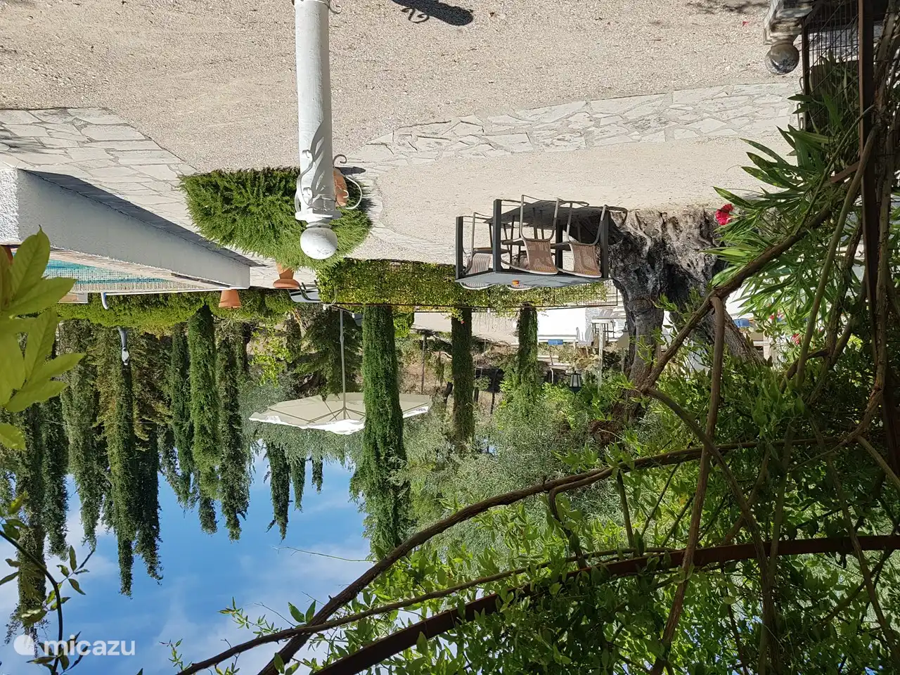 Im Garten gibt es zum Beispiel genügend Sitzgelegenheiten zum Essen.