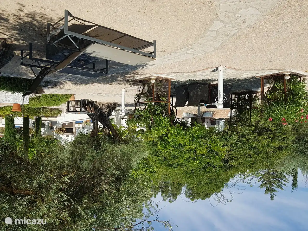 Im Garten gibt es zum Beispiel viele Sitzgelegenheiten zum Entspannen.