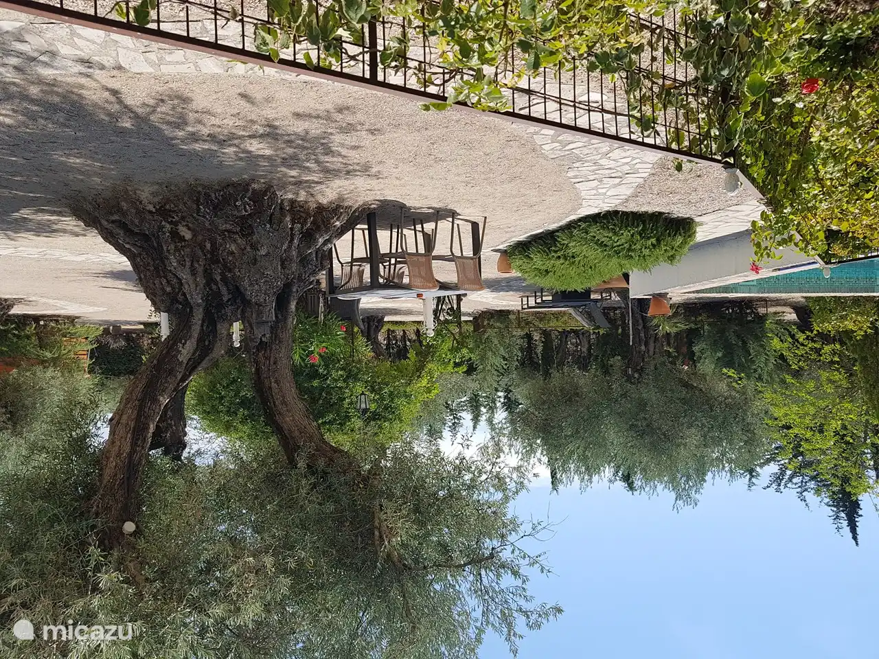 Im Garten gibt es zum Beispiel viele Sitzgelegenheiten, um die Sonne zu genießen.